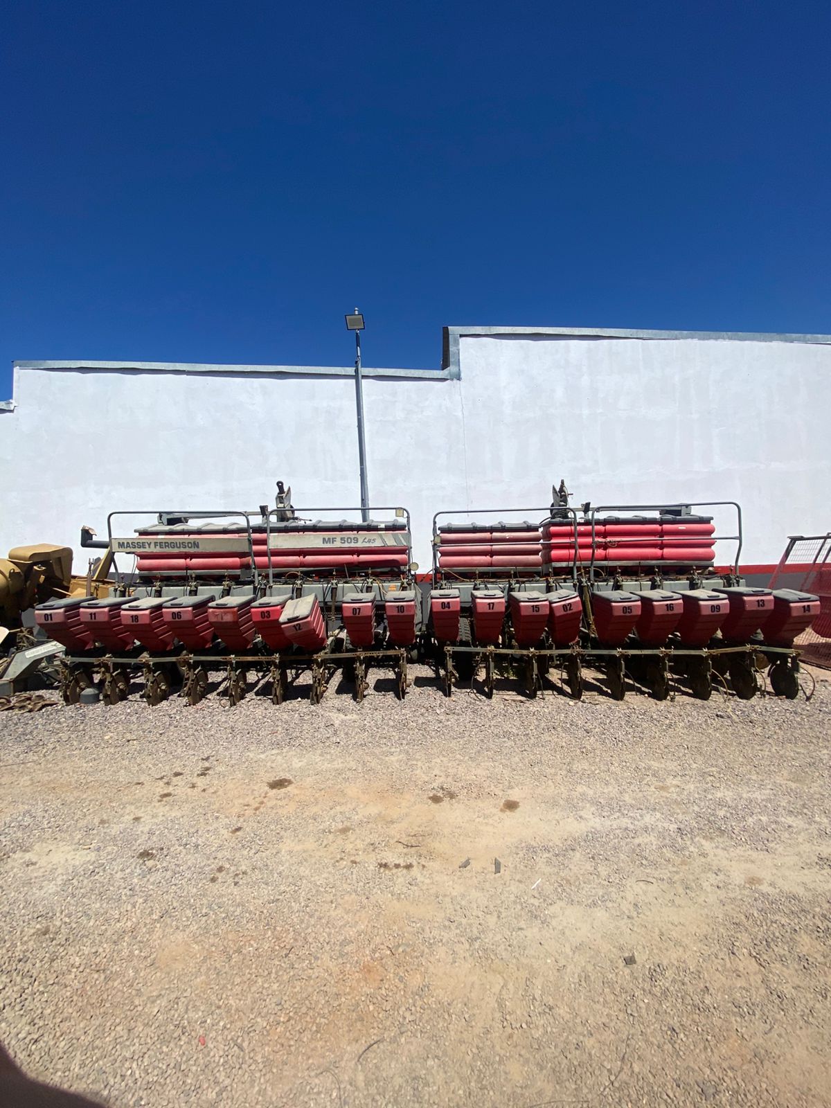 PLANTADEIRA ADUBADEIRA TANDEM MASSEY MF 509 M45 C/ 18 LINHAS DE 45CM, MARCADOR DE LINHA HIDRAULICO, DISCO DUPLO NO ADUBO, DISCO DUPLO NA SEMENTE, RODA COMPACTADORAS E RODAS EM V PARA COBERTURA C/ TANQUE INOCULANTE 600 LITROS N° SERIE - MF05001671 - ANO 2012 
