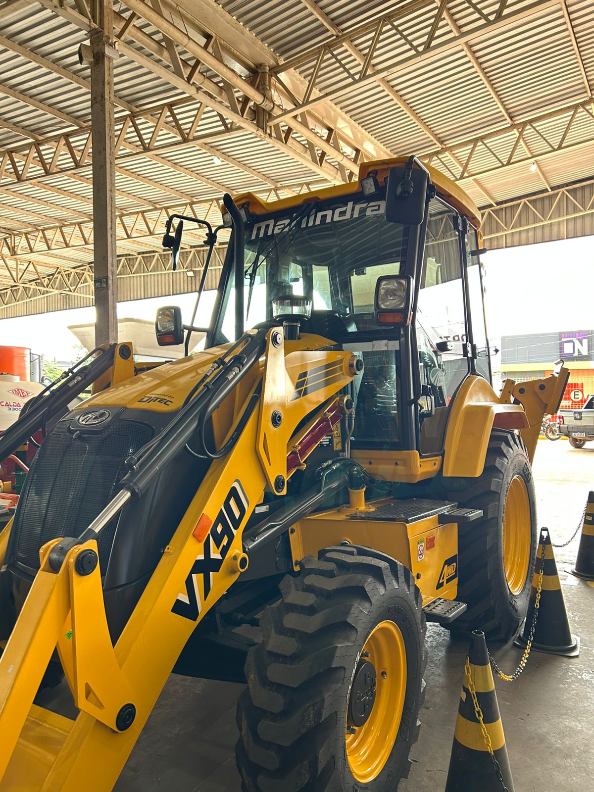 RETROESCAVADEIRA MAHINDRA MODELO VX9O MAHINDRA CABINE FECHADA