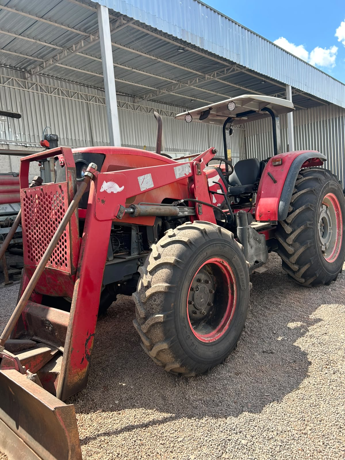 TRATOR MASSEY 4292 ANO 2013 PLATAFORMA COM CONJUNTO FRONTAL COM LAMINA E ENLEIRADOR TATU