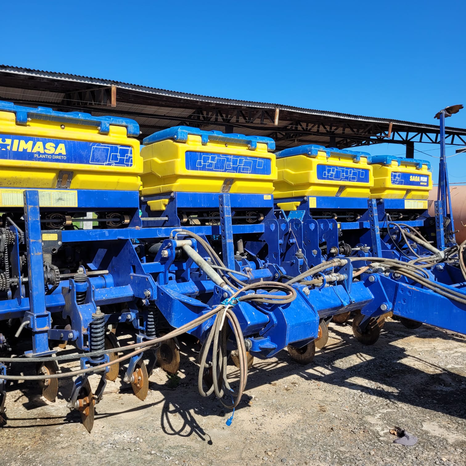 PLANTADEIRA ADUBADEIRA MODELO SAGA PLUS DUO FLEX 12 LINHAS COM TITANIUM, SENSOR DE SEMENETE E ADUBO ANO 2022 IMASA