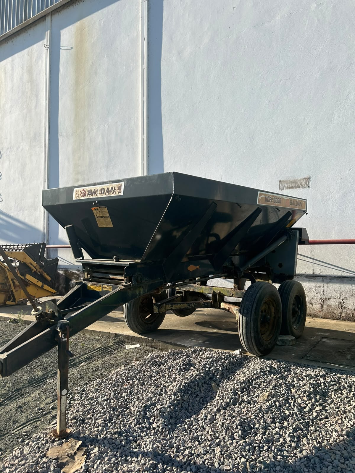 DISTRIBUIDOR CALCARIO E ADUBO DCFC 6000 MC C/ PNEUS 750X16
