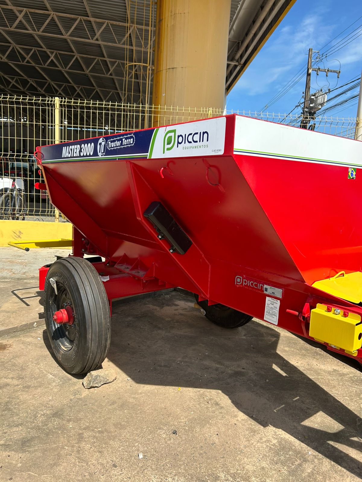 DISTRIBUIDOR CALCARIO ADUBO MASTER 3000 MC PNEUS 750X16 PICCIN