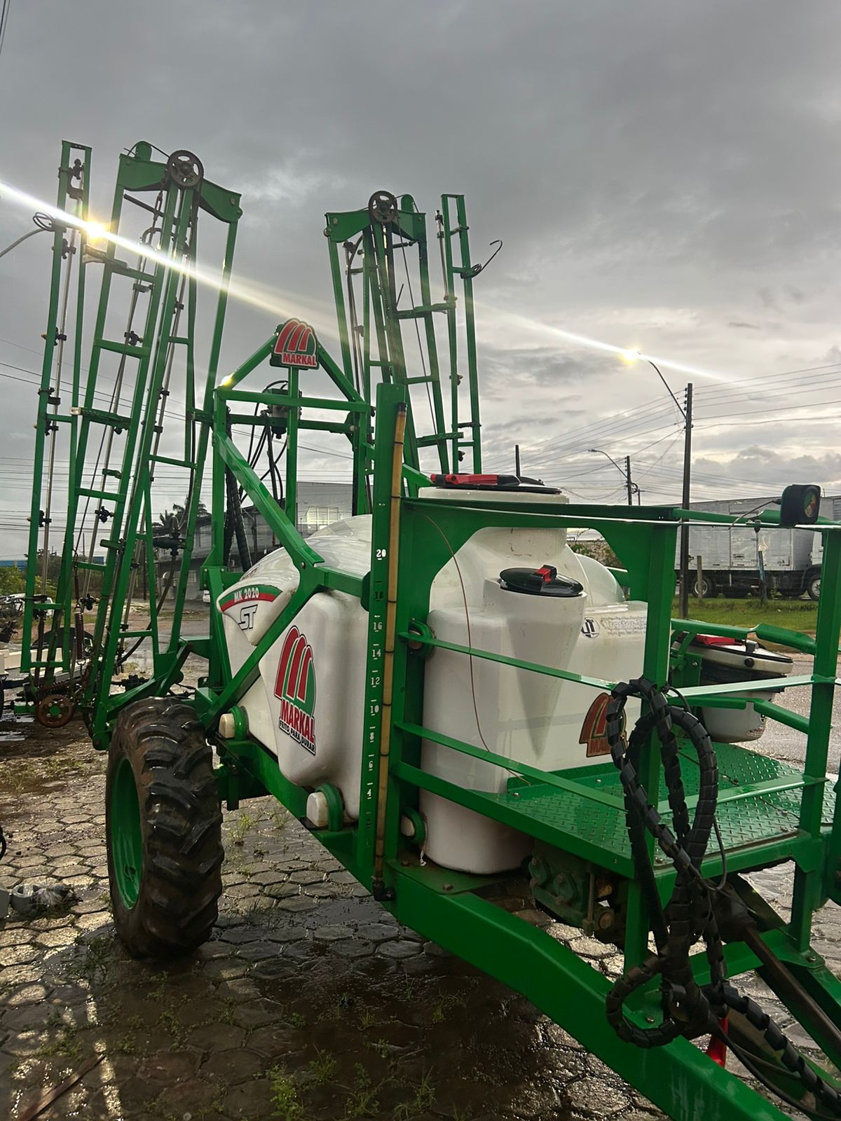 PULVERIZADOR AGRICOLA VERTICAL 2000 LITROS COM BARRA HIDRAULICA DE 18 METROS VERTICAL RESERVATORIO DE AGUA LIMPA DE 150 LITROS
