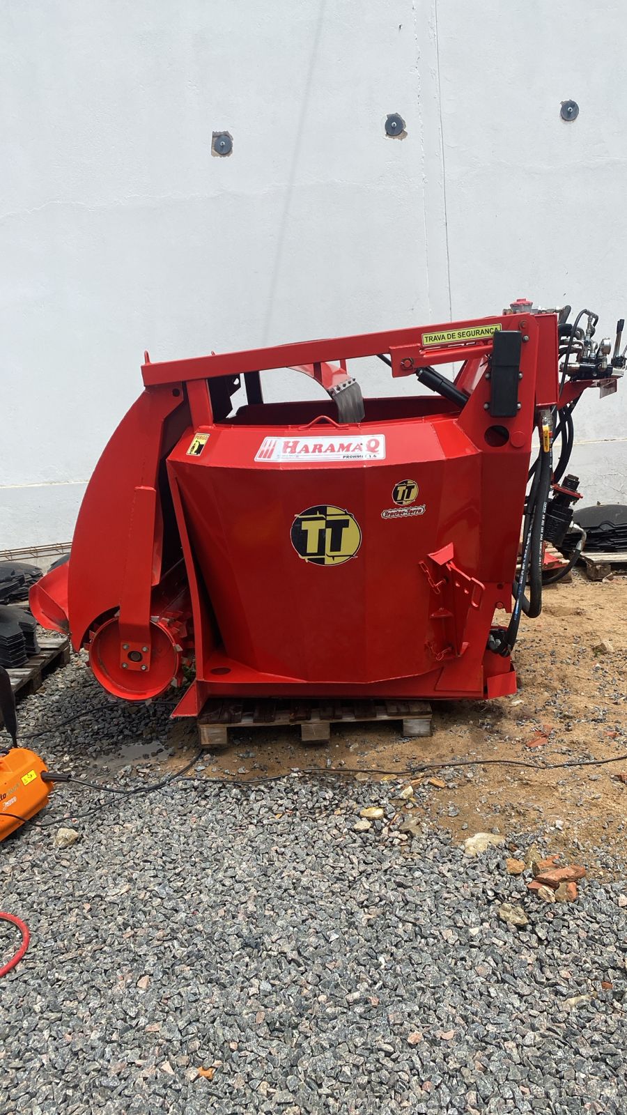 VAGAO MISTURADOR PROHMIX 1.6M³ C/FRESA, 3°PONTO TRATOR S/BALANÇA, DESCARGA LADO ESQUERDO POR ESTEIRA DE PVC