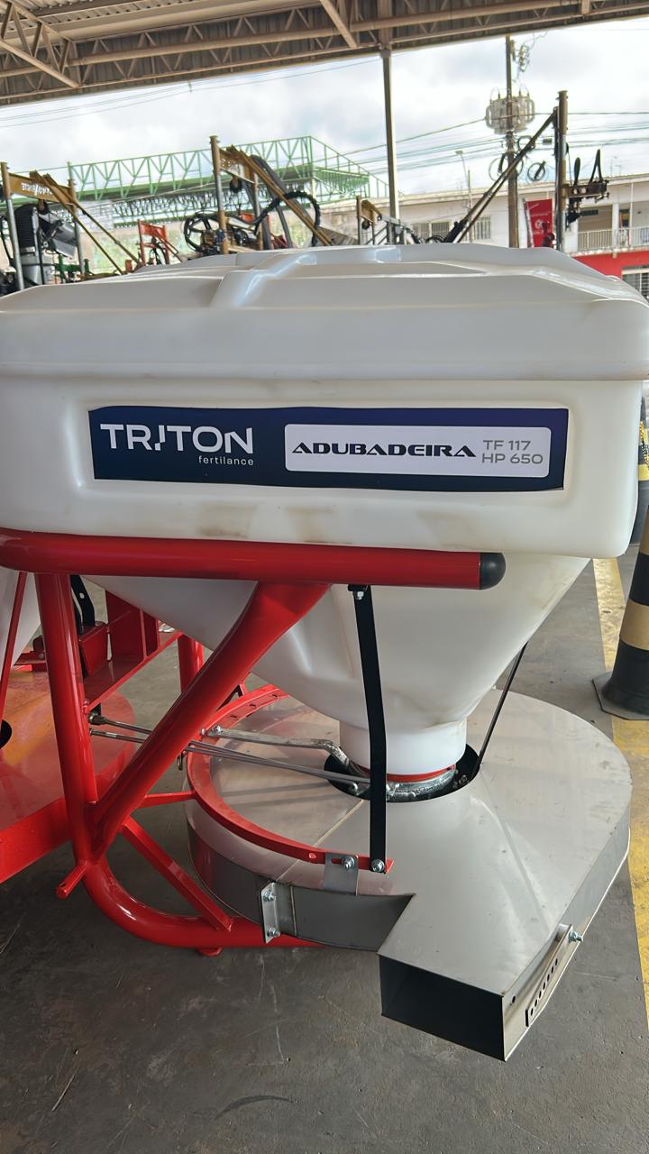 ADUBADEIRA CAFEEIRA 650L TF-117 HP C/ TAMPA INOX E CHAPA 