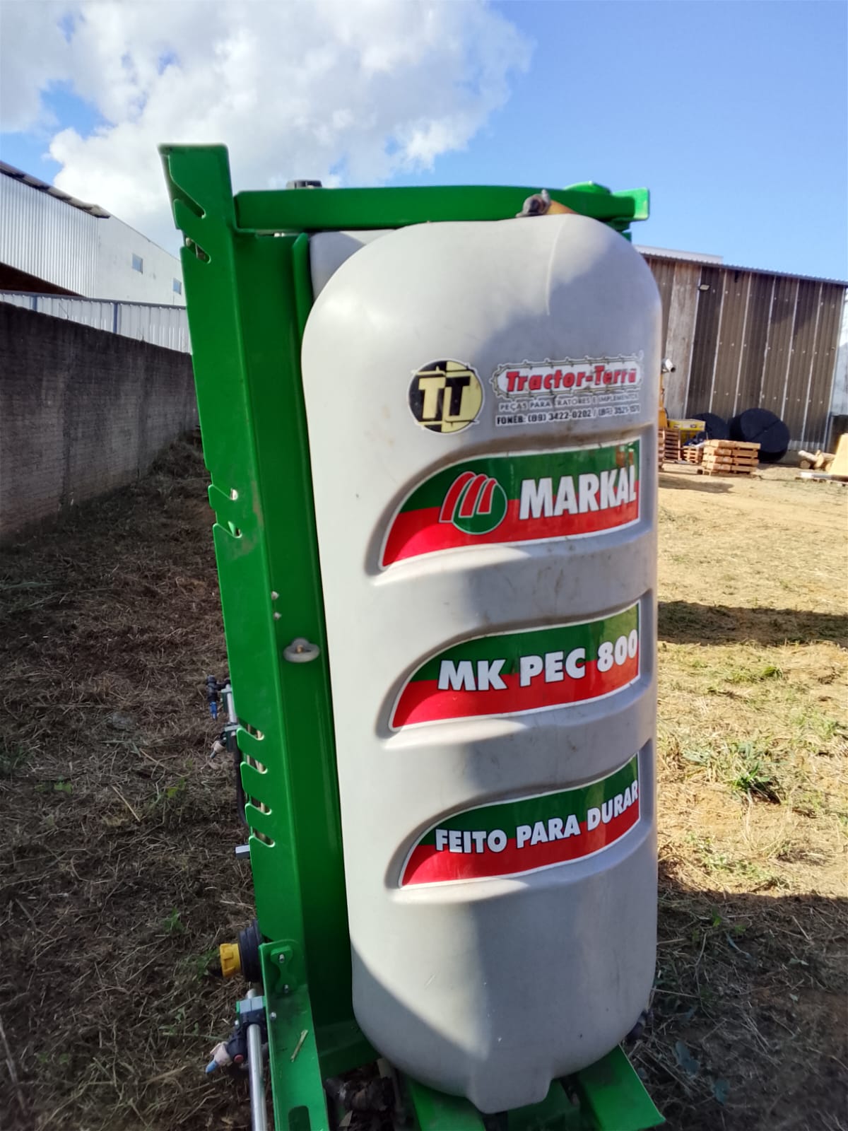 PULVERIZADOR AGRÍCOLA DE 800 LITROS 