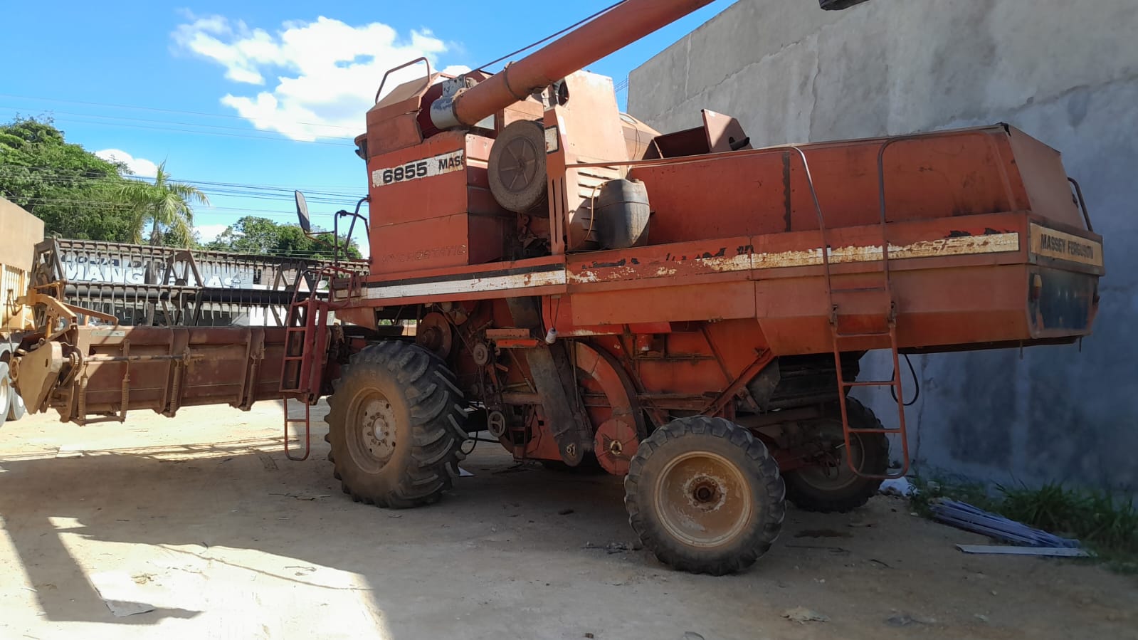 COLHEITADEIRA MASSEY FERGUSON 6855 COM PLATAFORMA DE MILHO E SOJA 5 LINHAS DE 90CM