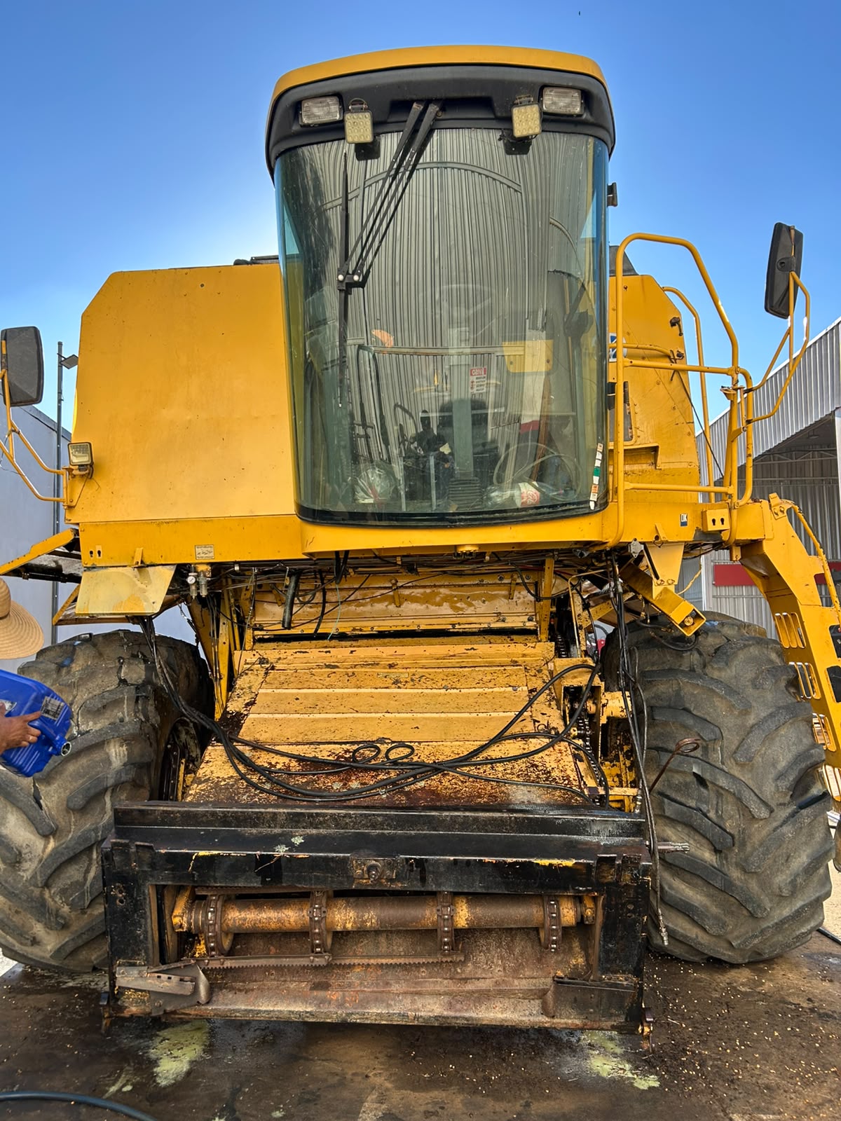 COLHEITADEIRA NEW HOLLAND TC-59 ANO 2003 COR AMARELA COM PLATAFORMA DE SOJA DE 23 PES AMARELA 
