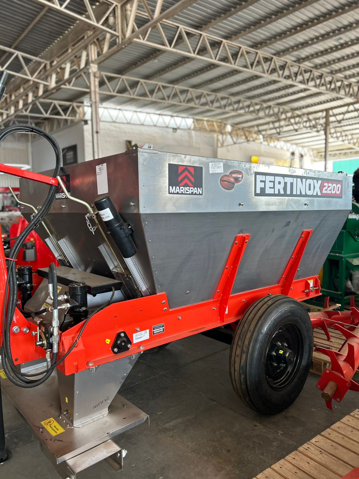 ADUBADEIRA FERTINOX 2200 ARRASTO EIXO SIMPLES POT: 50CV